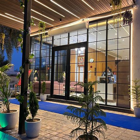 Hotel Three Seasons Vrindāvan Buitenkant foto