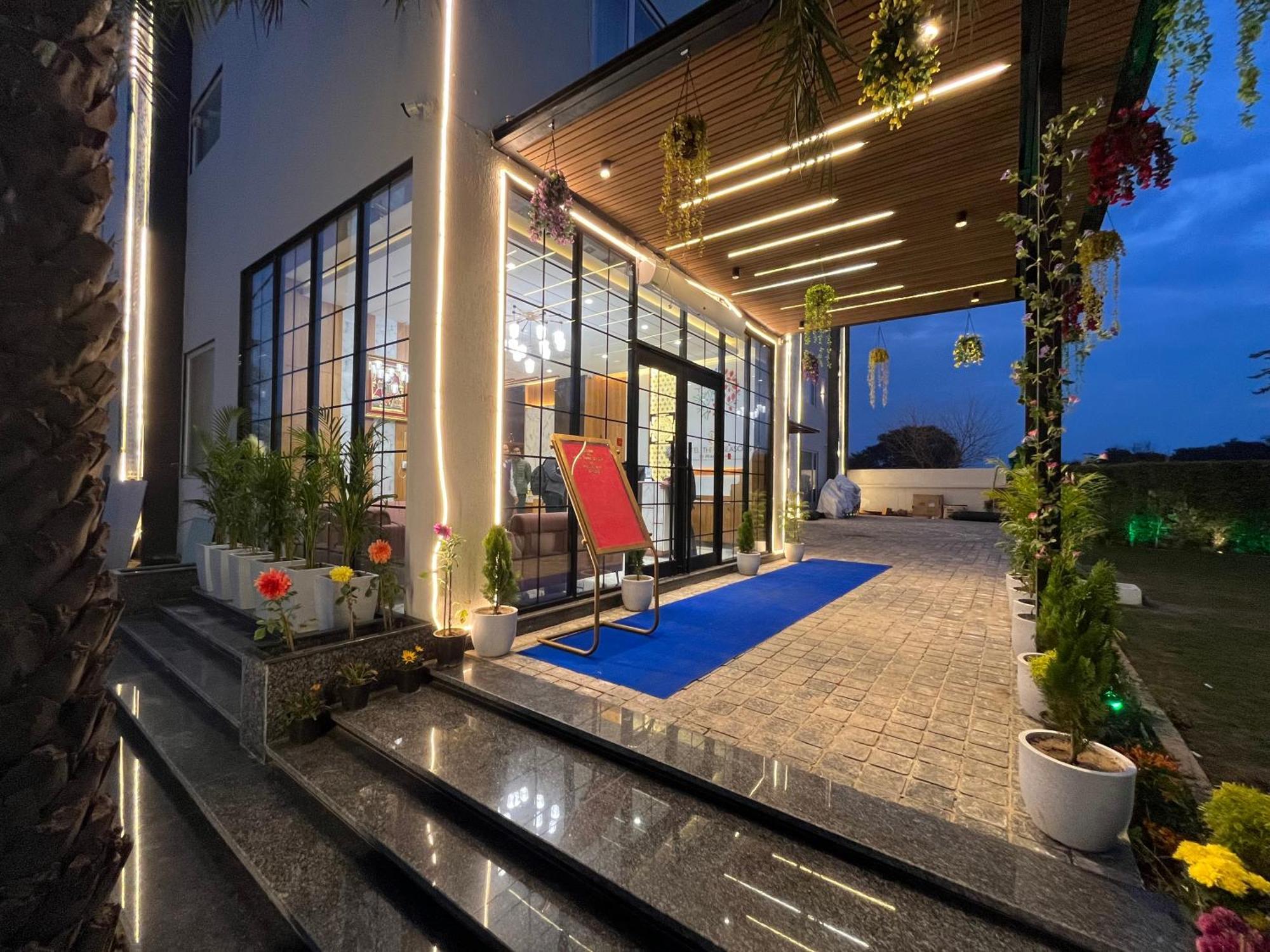 Hotel Three Seasons Vrindāvan Buitenkant foto
