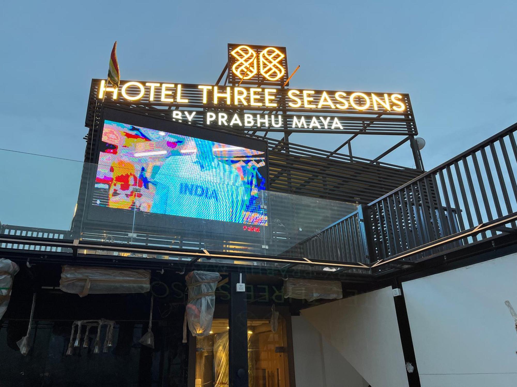 Hotel Three Seasons Vrindāvan Buitenkant foto