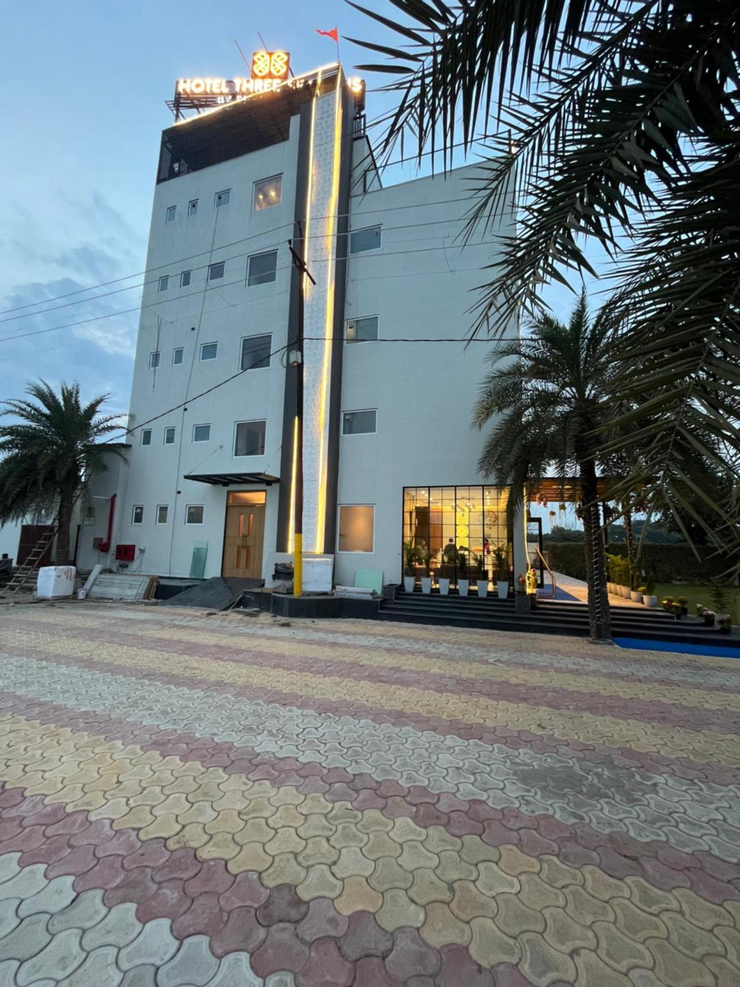Hotel Three Seasons Vrindāvan Buitenkant foto