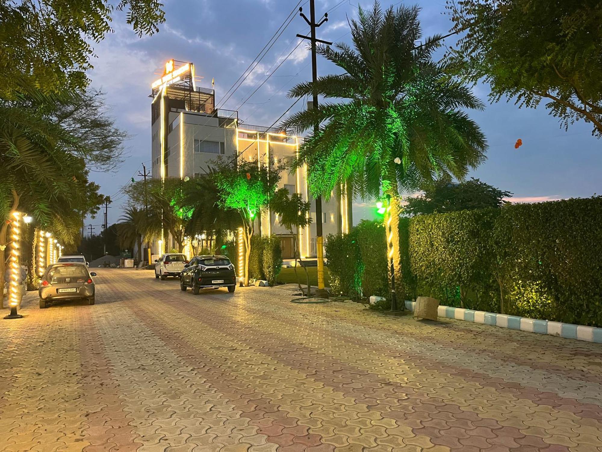 Hotel Three Seasons Vrindāvan Buitenkant foto