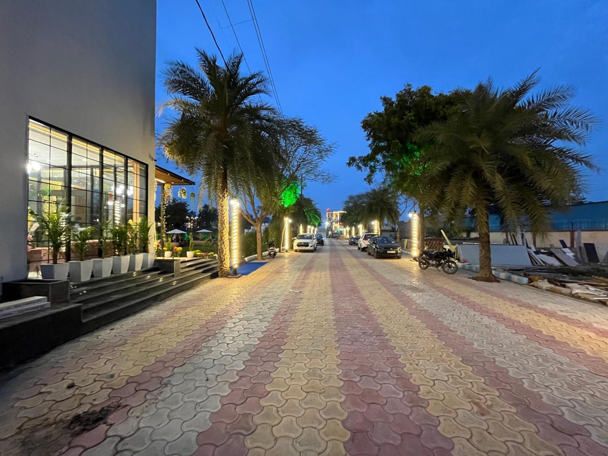 Hotel Three Seasons Vrindāvan Buitenkant foto