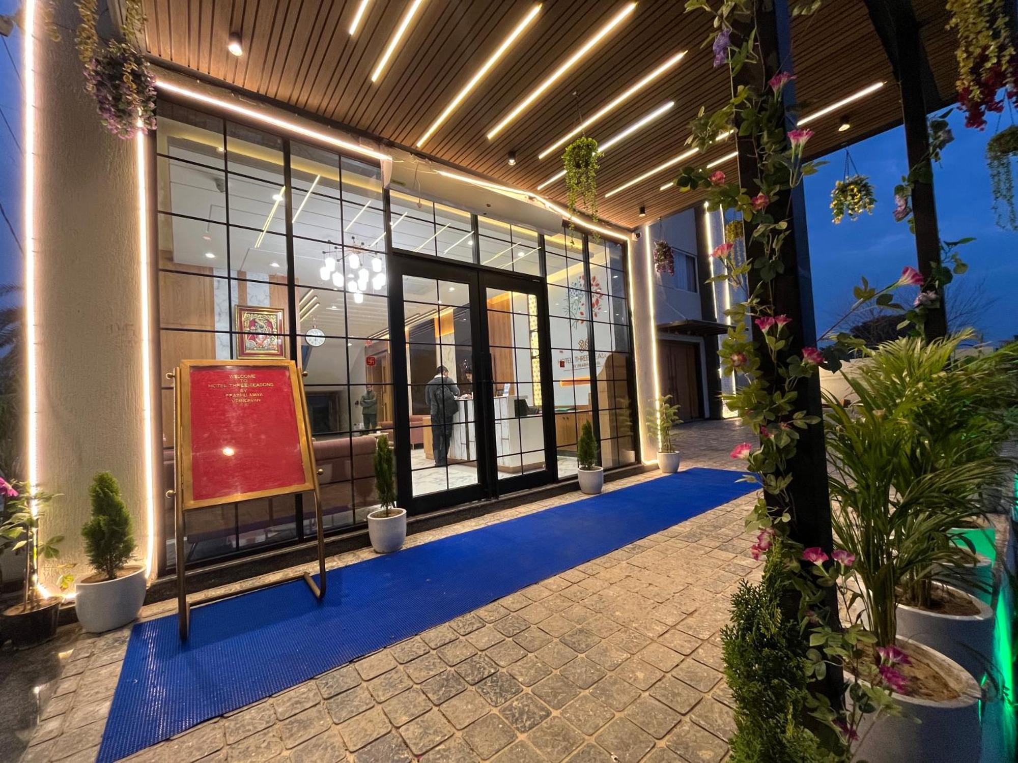Hotel Three Seasons Vrindāvan Buitenkant foto