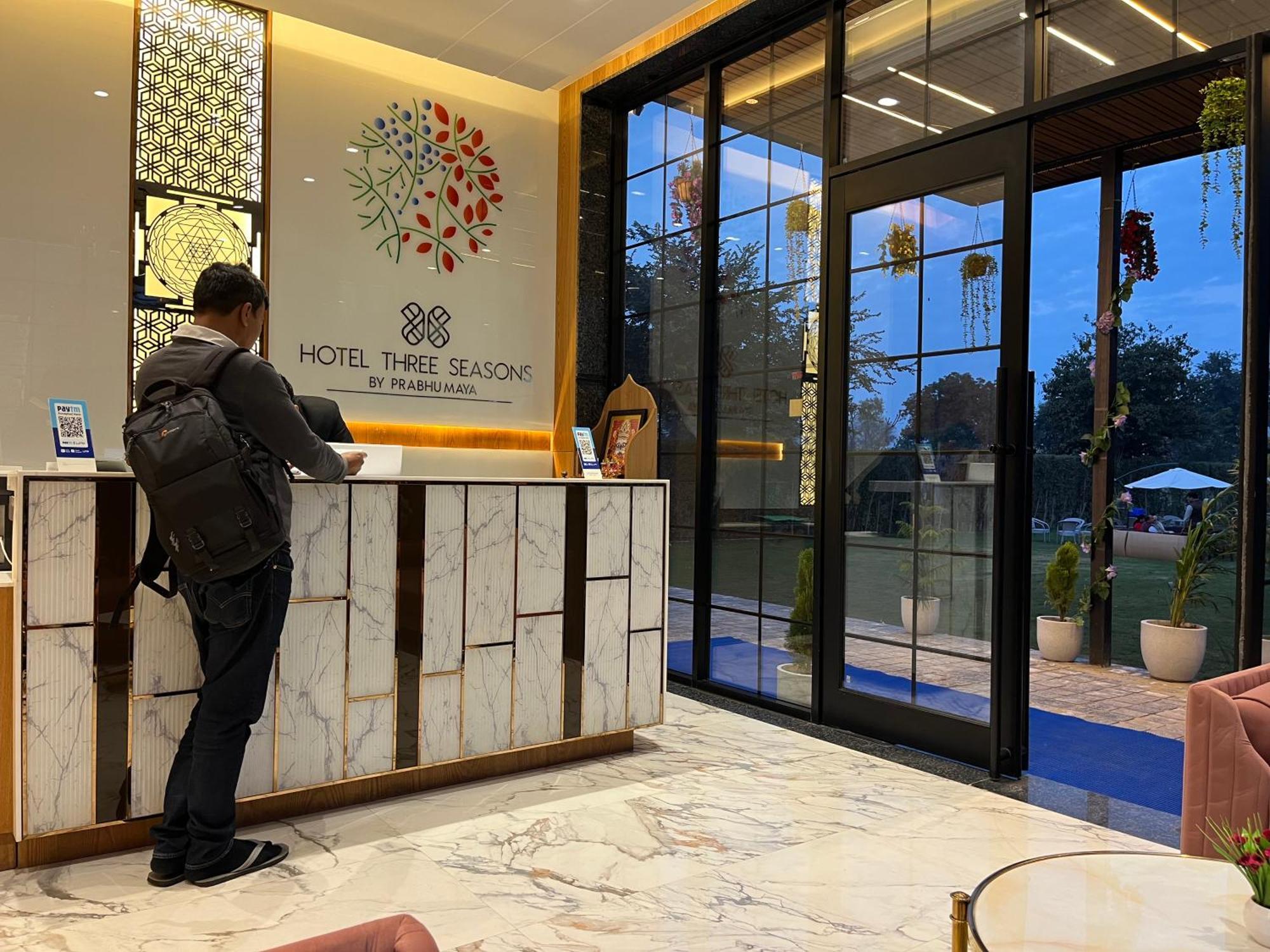 Hotel Three Seasons Vrindāvan Buitenkant foto
