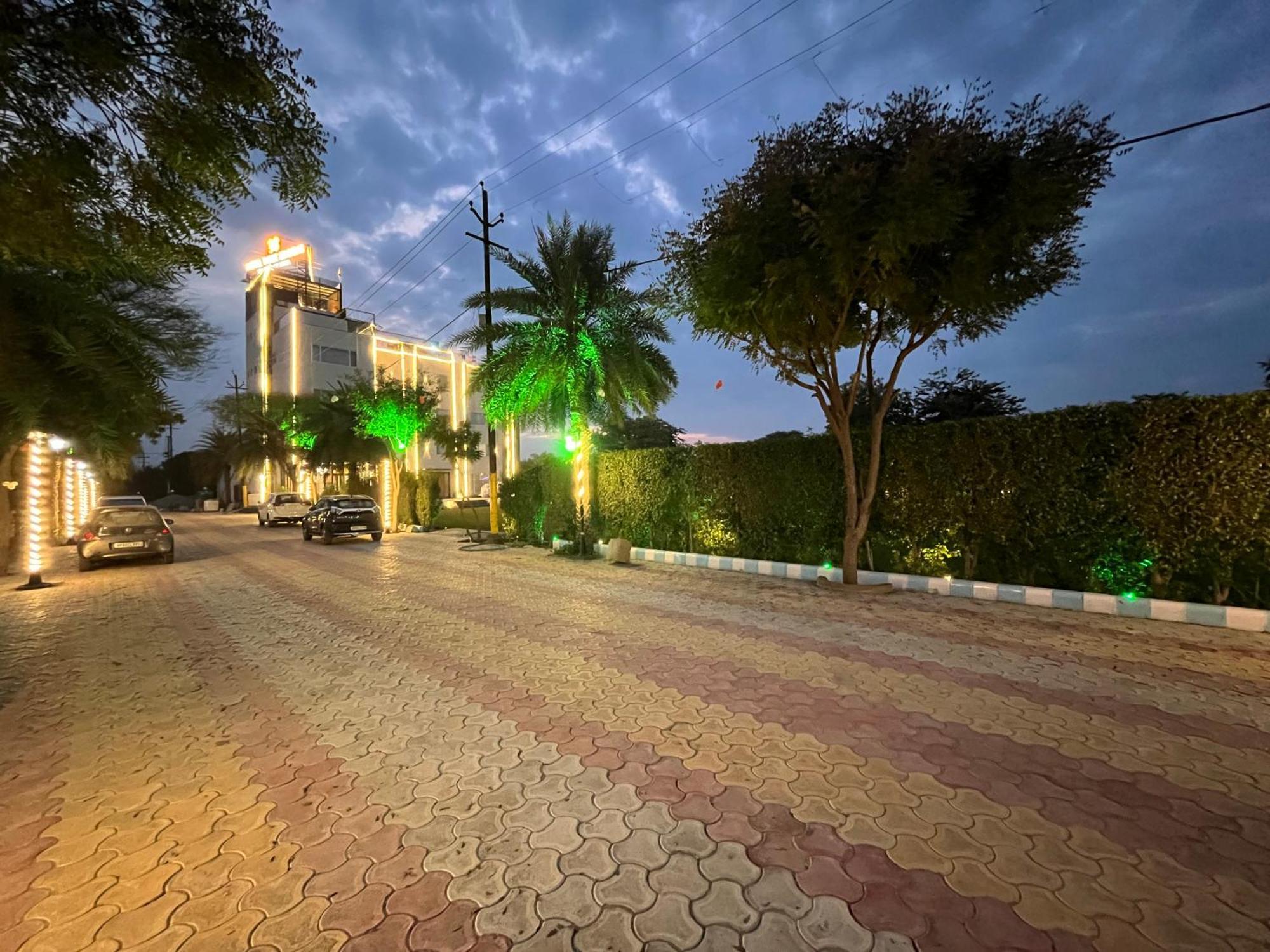 Hotel Three Seasons Vrindāvan Buitenkant foto