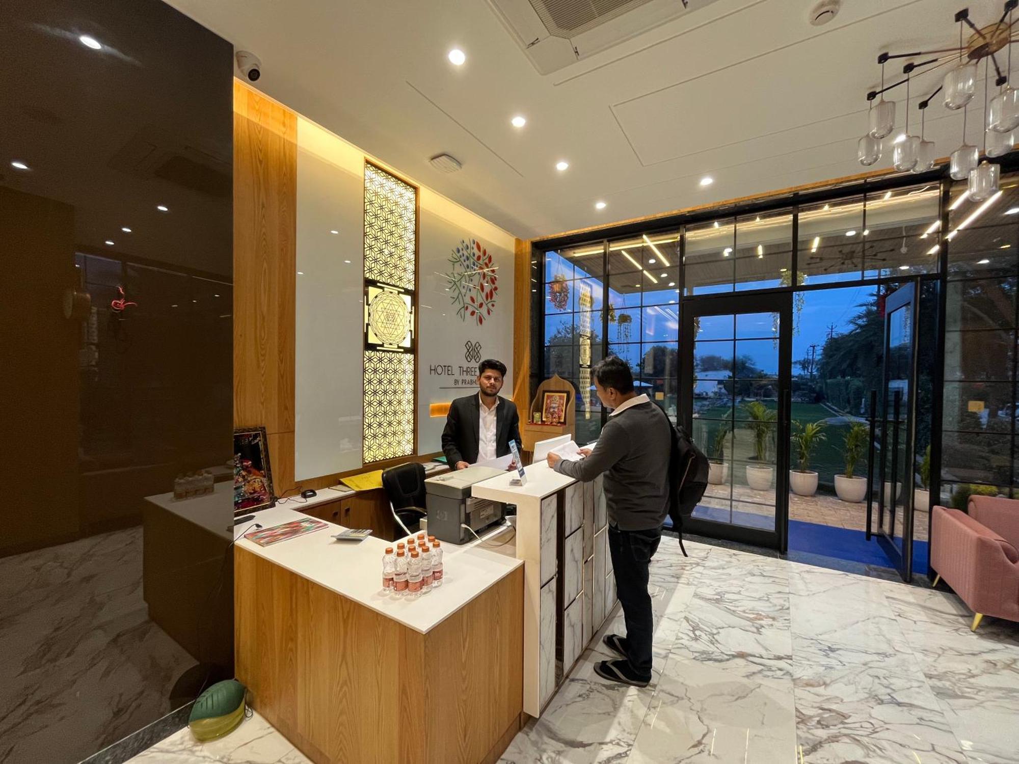 Hotel Three Seasons Vrindāvan Buitenkant foto