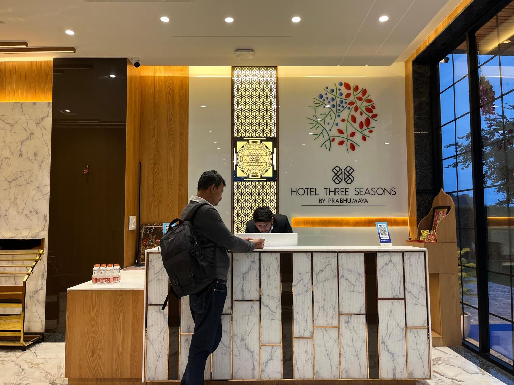 Hotel Three Seasons Vrindāvan Buitenkant foto