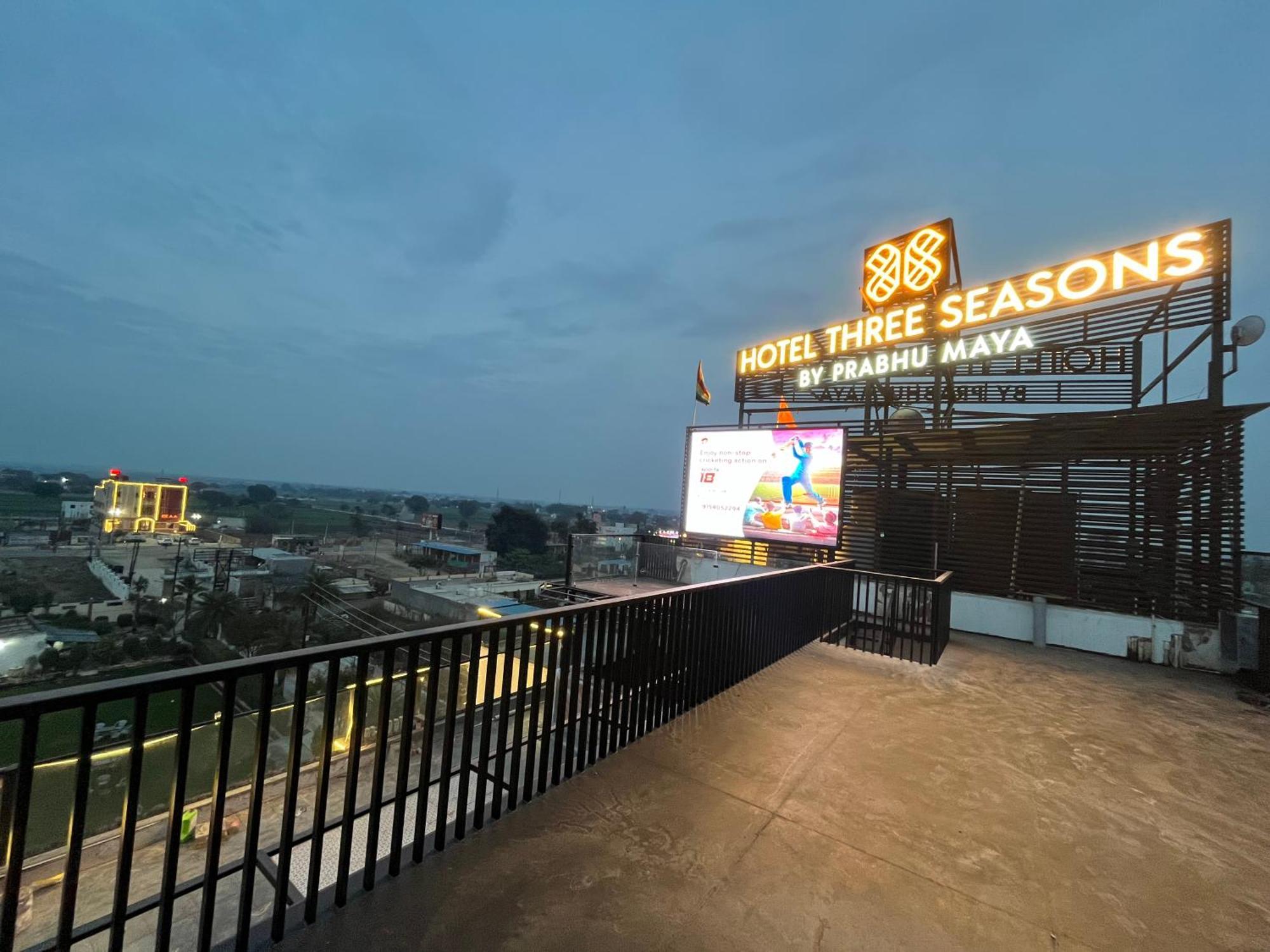 Hotel Three Seasons Vrindāvan Buitenkant foto
