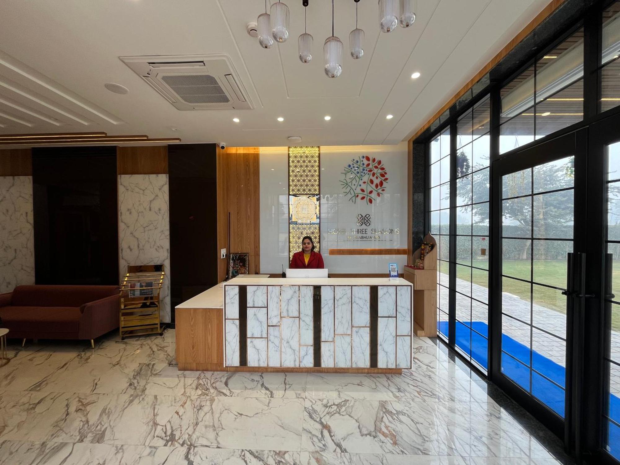 Hotel Three Seasons Vrindāvan Buitenkant foto