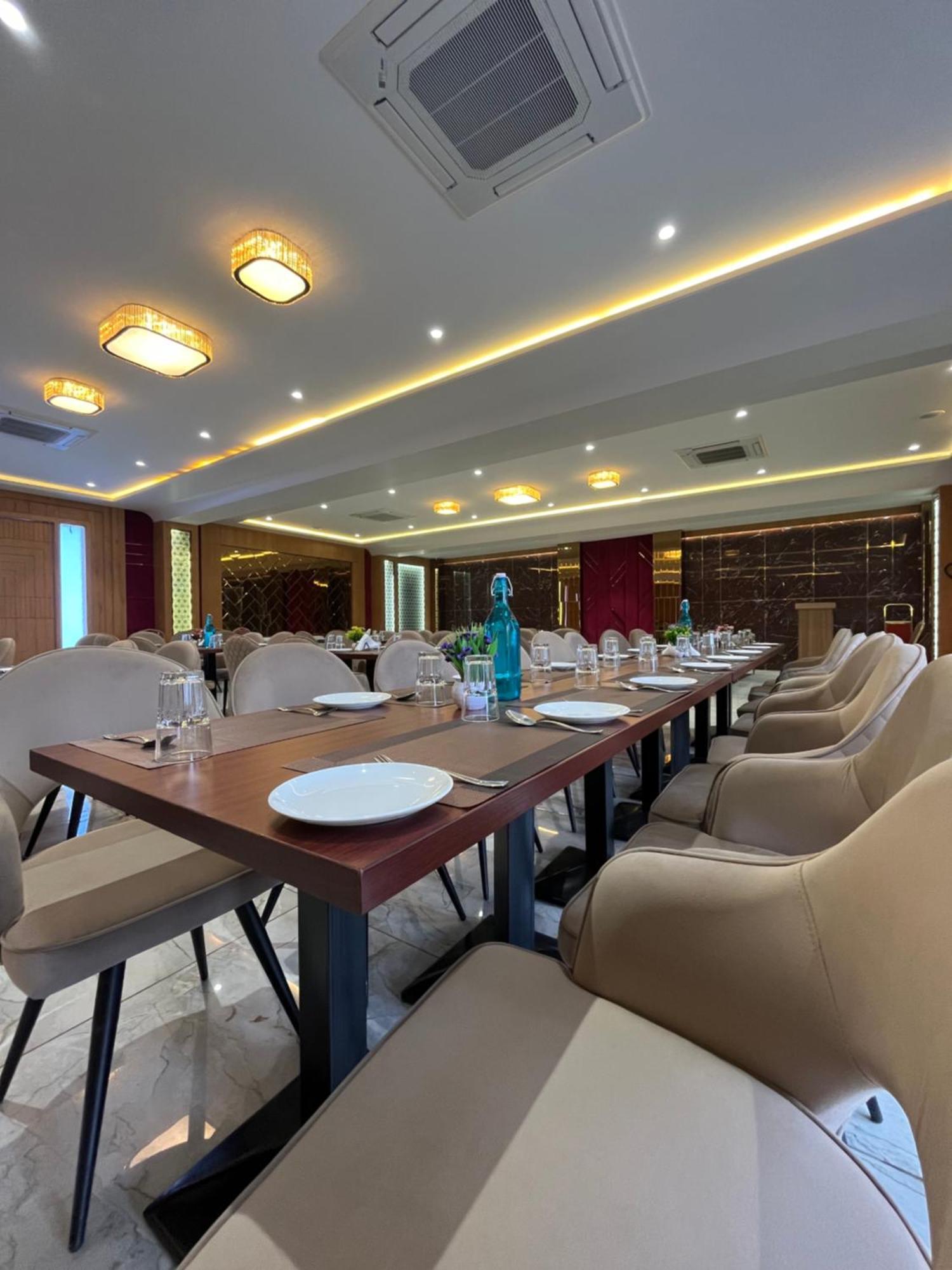 Hotel Three Seasons Vrindāvan Buitenkant foto