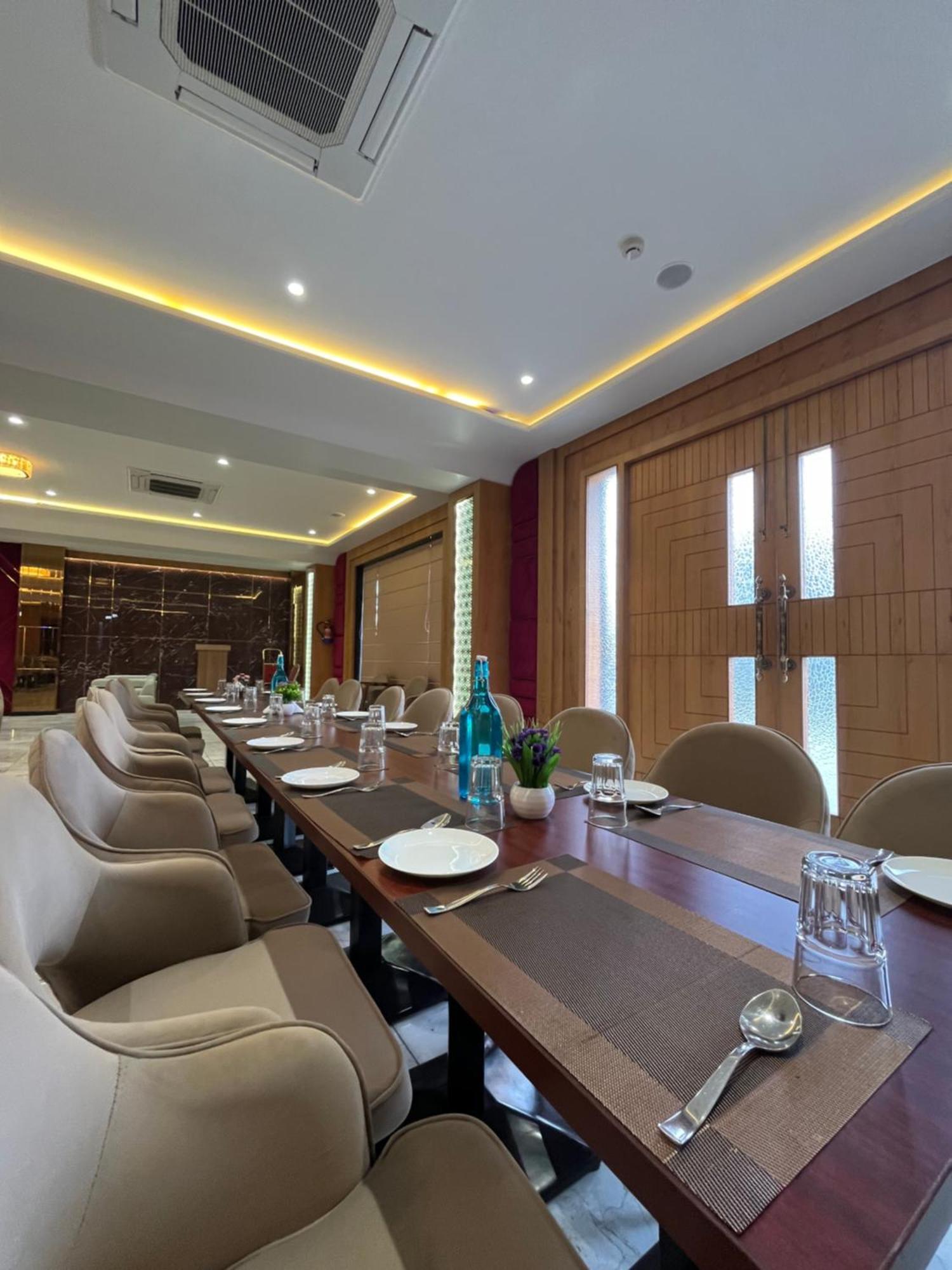 Hotel Three Seasons Vrindāvan Buitenkant foto