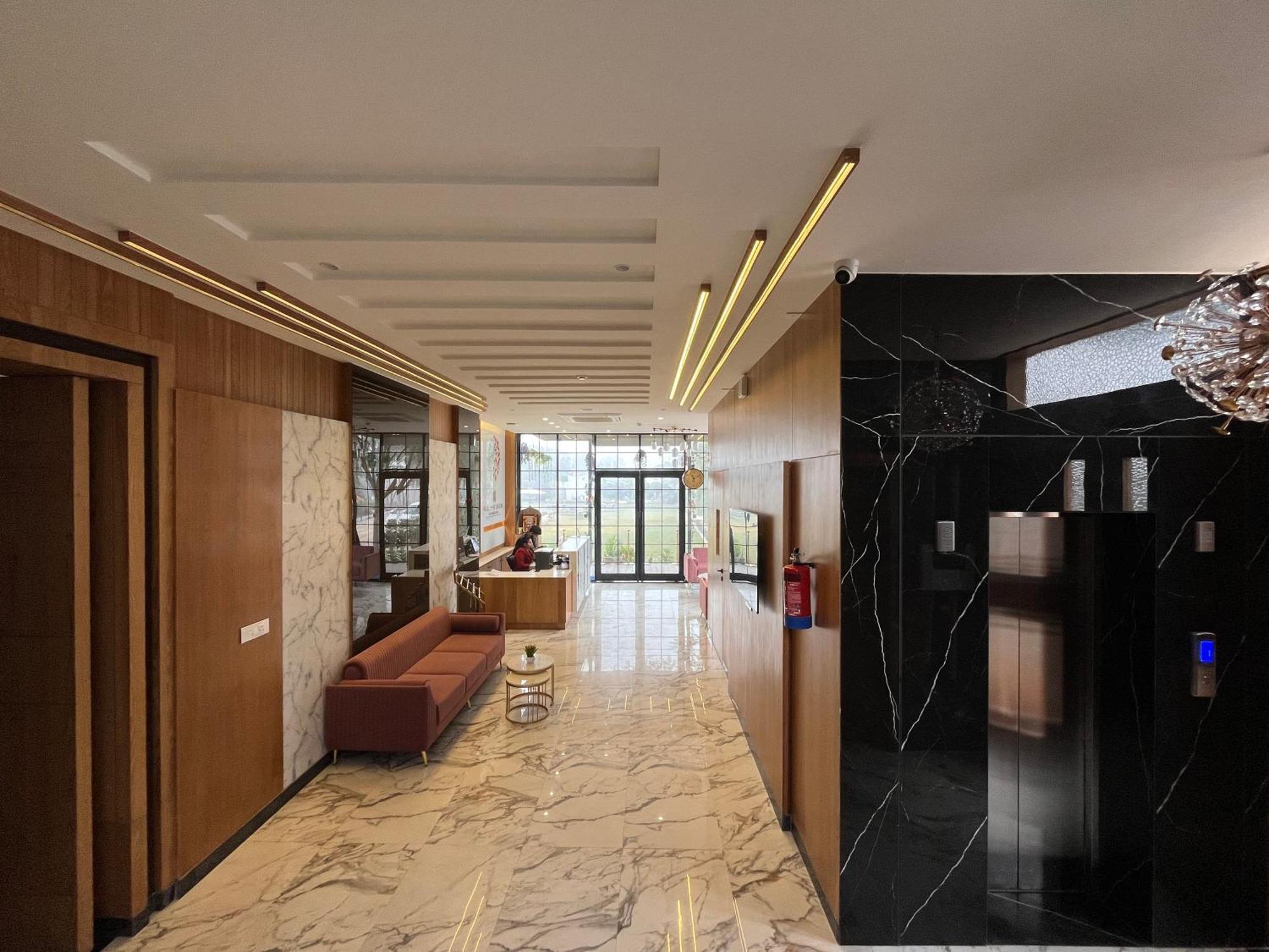Hotel Three Seasons Vrindāvan Buitenkant foto