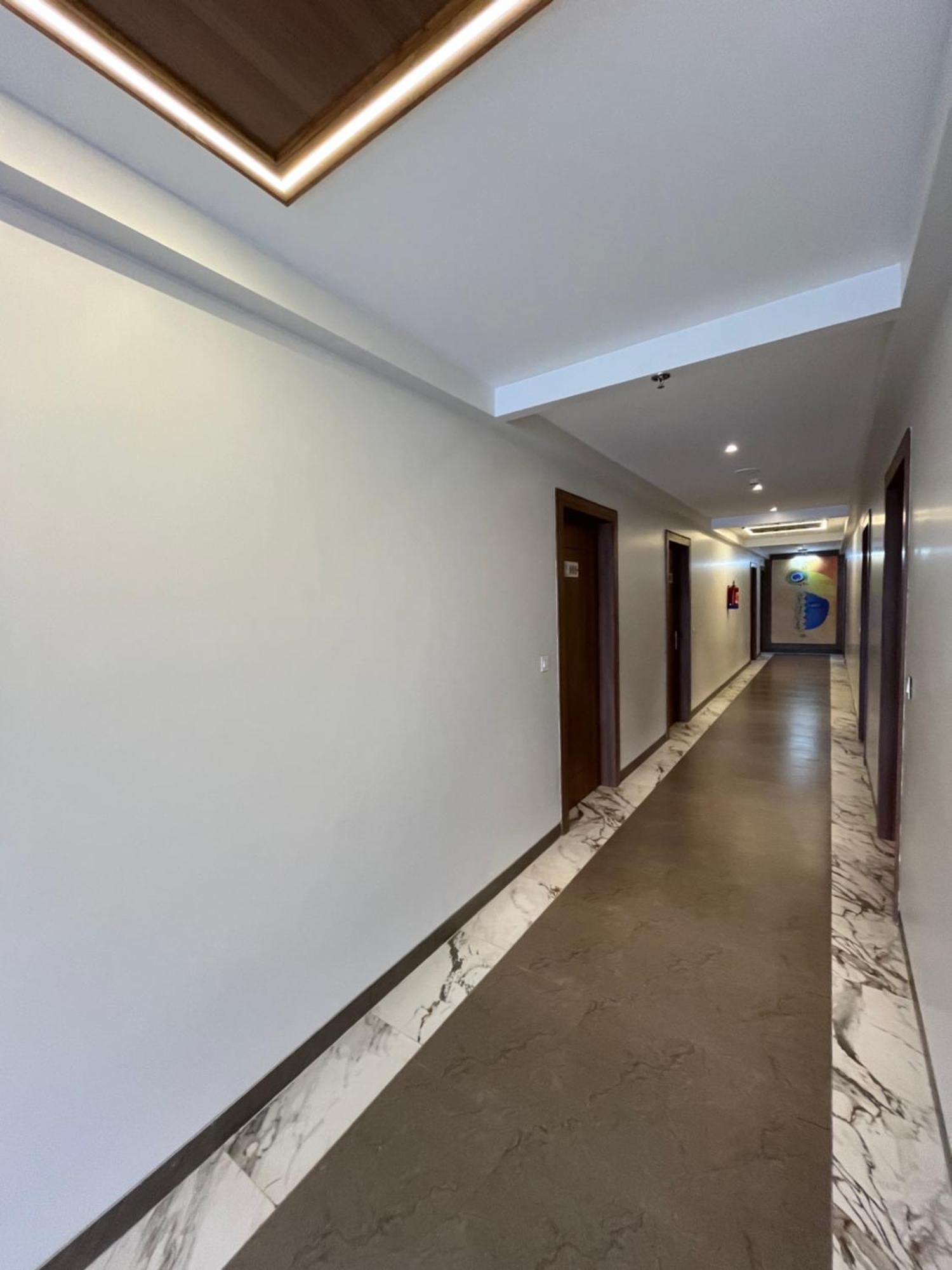 Hotel Three Seasons Vrindāvan Buitenkant foto