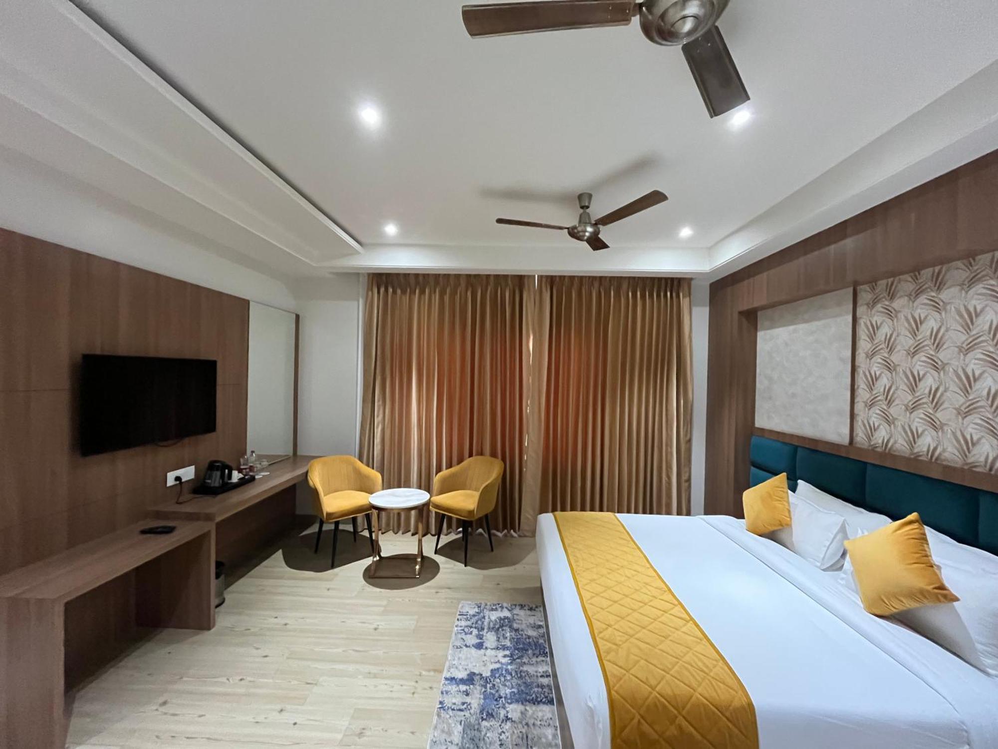 Hotel Three Seasons Vrindāvan Buitenkant foto