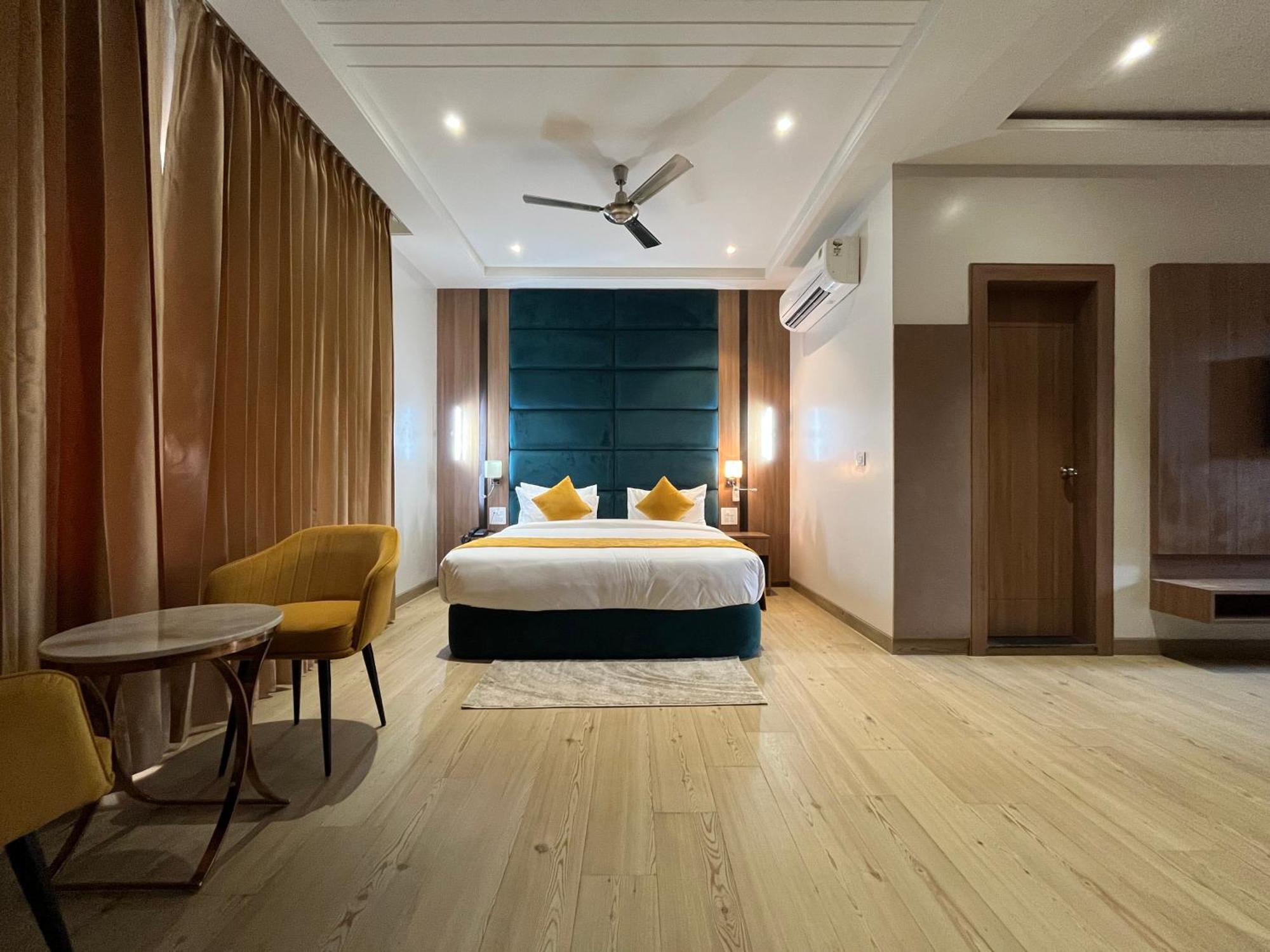 Hotel Three Seasons Vrindāvan Buitenkant foto