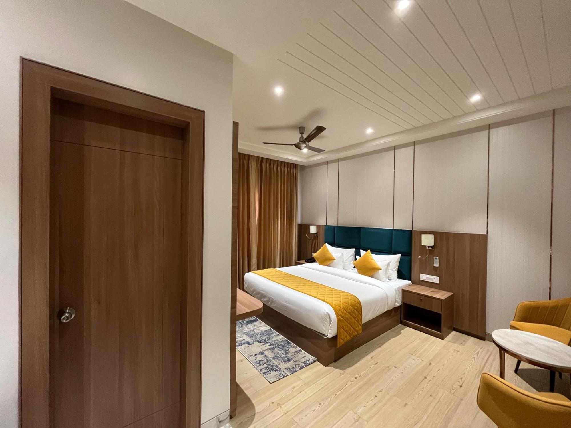 Hotel Three Seasons Vrindāvan Buitenkant foto