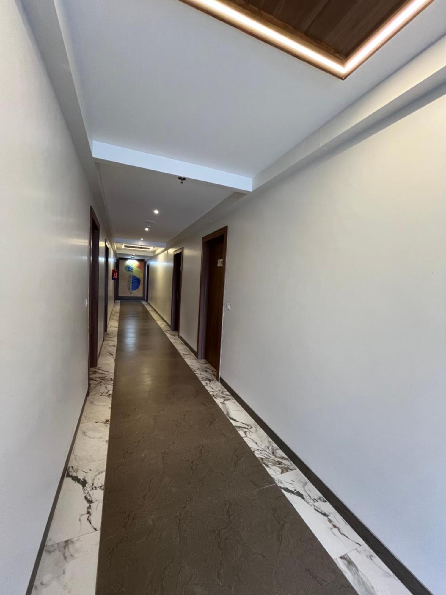Hotel Three Seasons Vrindāvan Buitenkant foto