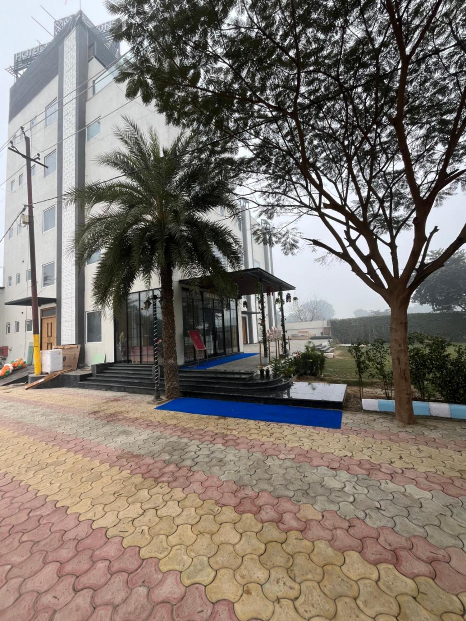 Hotel Three Seasons Vrindāvan Buitenkant foto