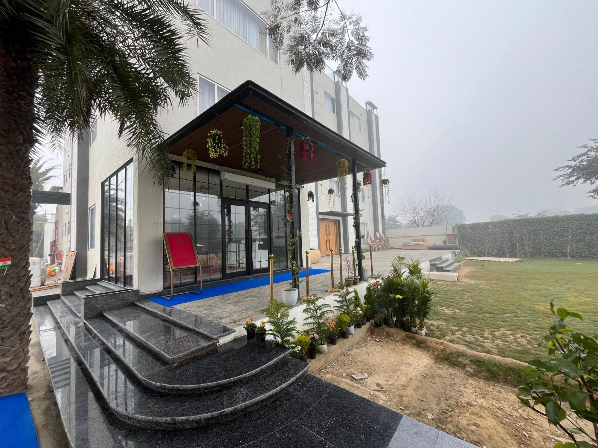 Hotel Three Seasons Vrindāvan Buitenkant foto