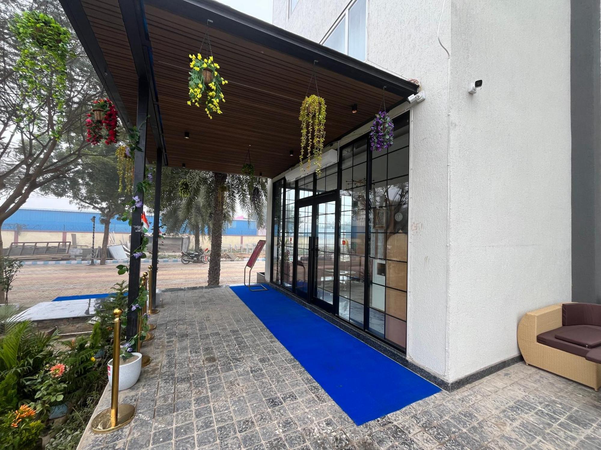 Hotel Three Seasons Vrindāvan Buitenkant foto
