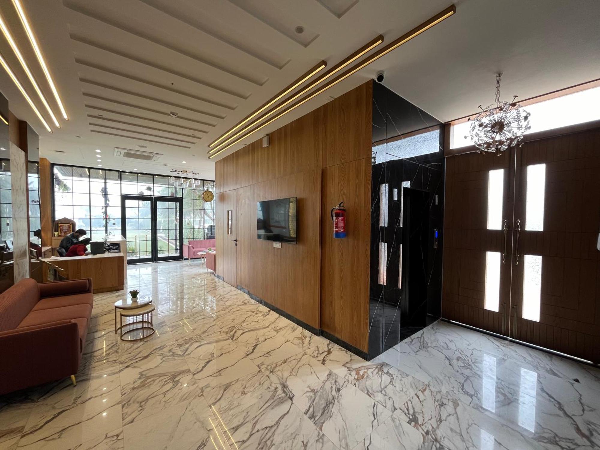 Hotel Three Seasons Vrindāvan Buitenkant foto