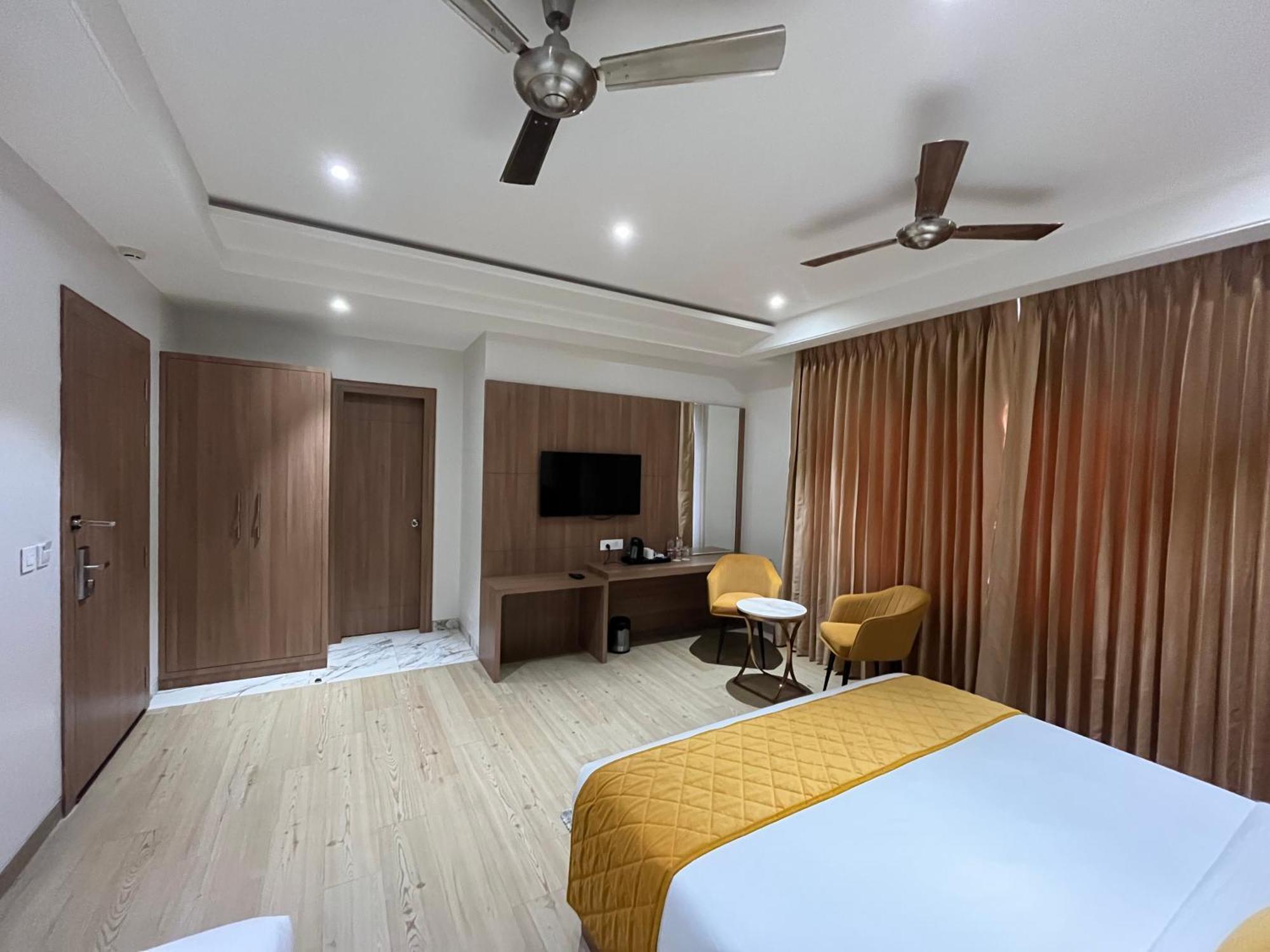 Hotel Three Seasons Vrindāvan Buitenkant foto