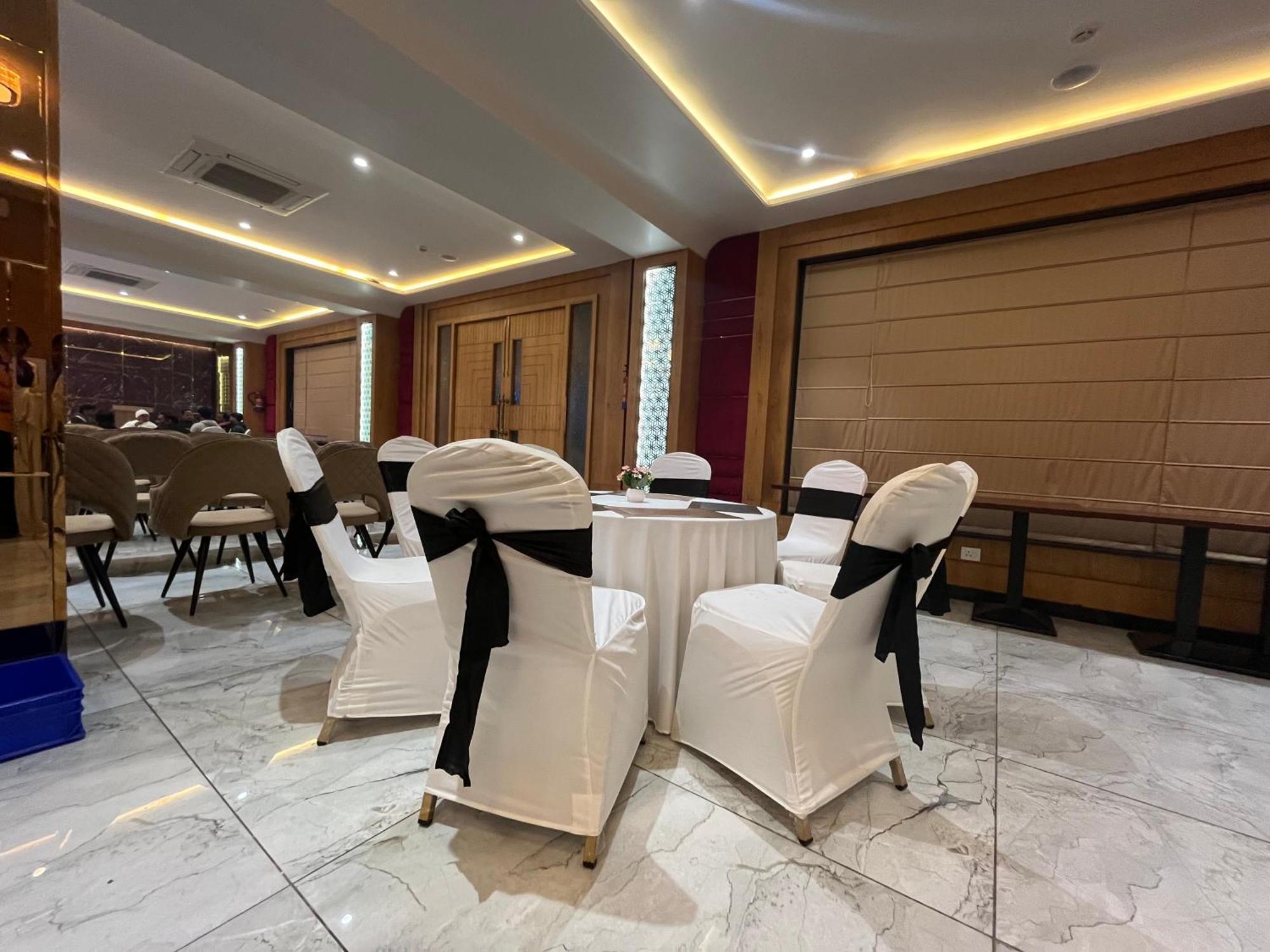 Hotel Three Seasons Vrindāvan Buitenkant foto