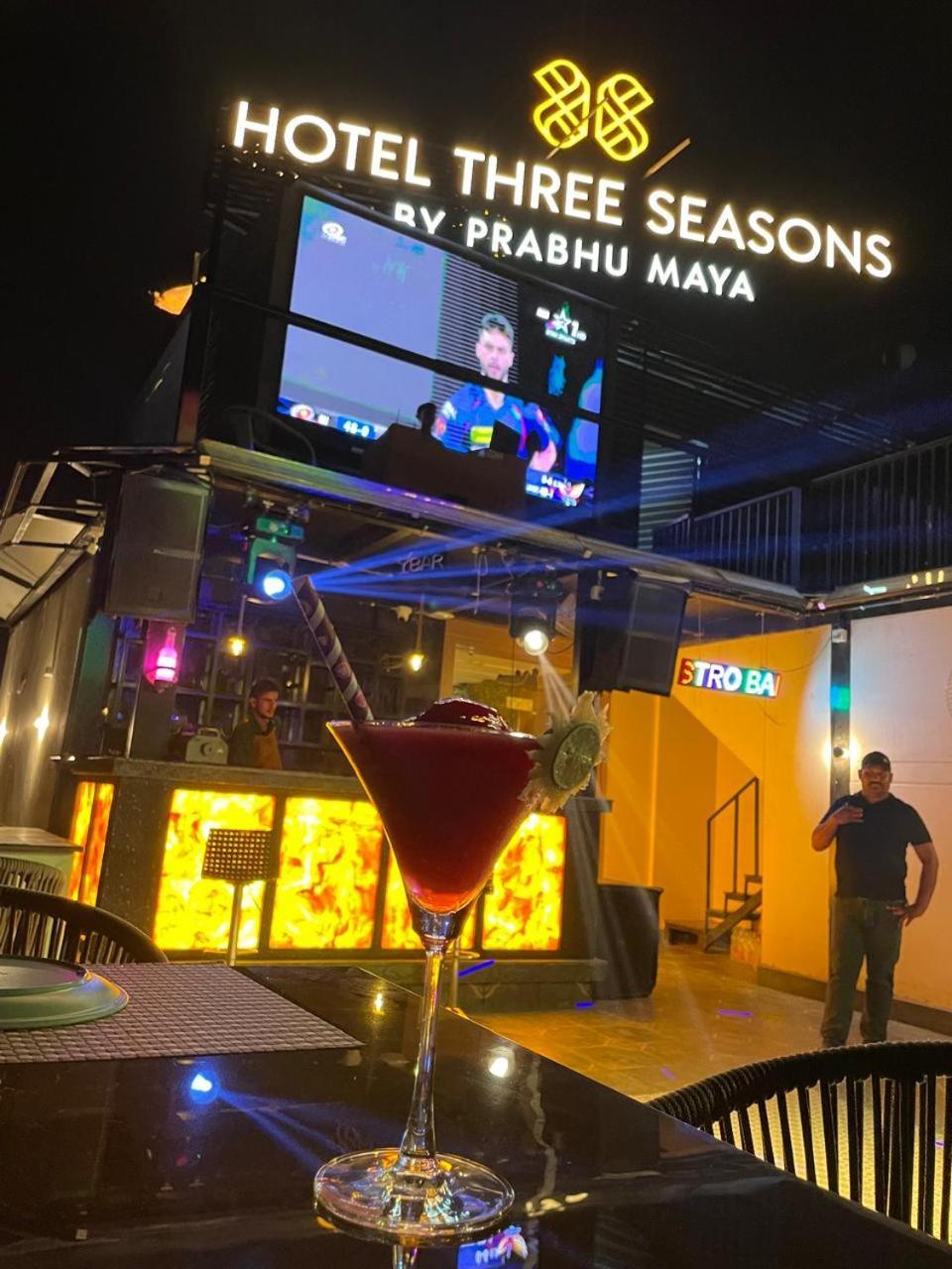 Hotel Three Seasons Vrindāvan Buitenkant foto