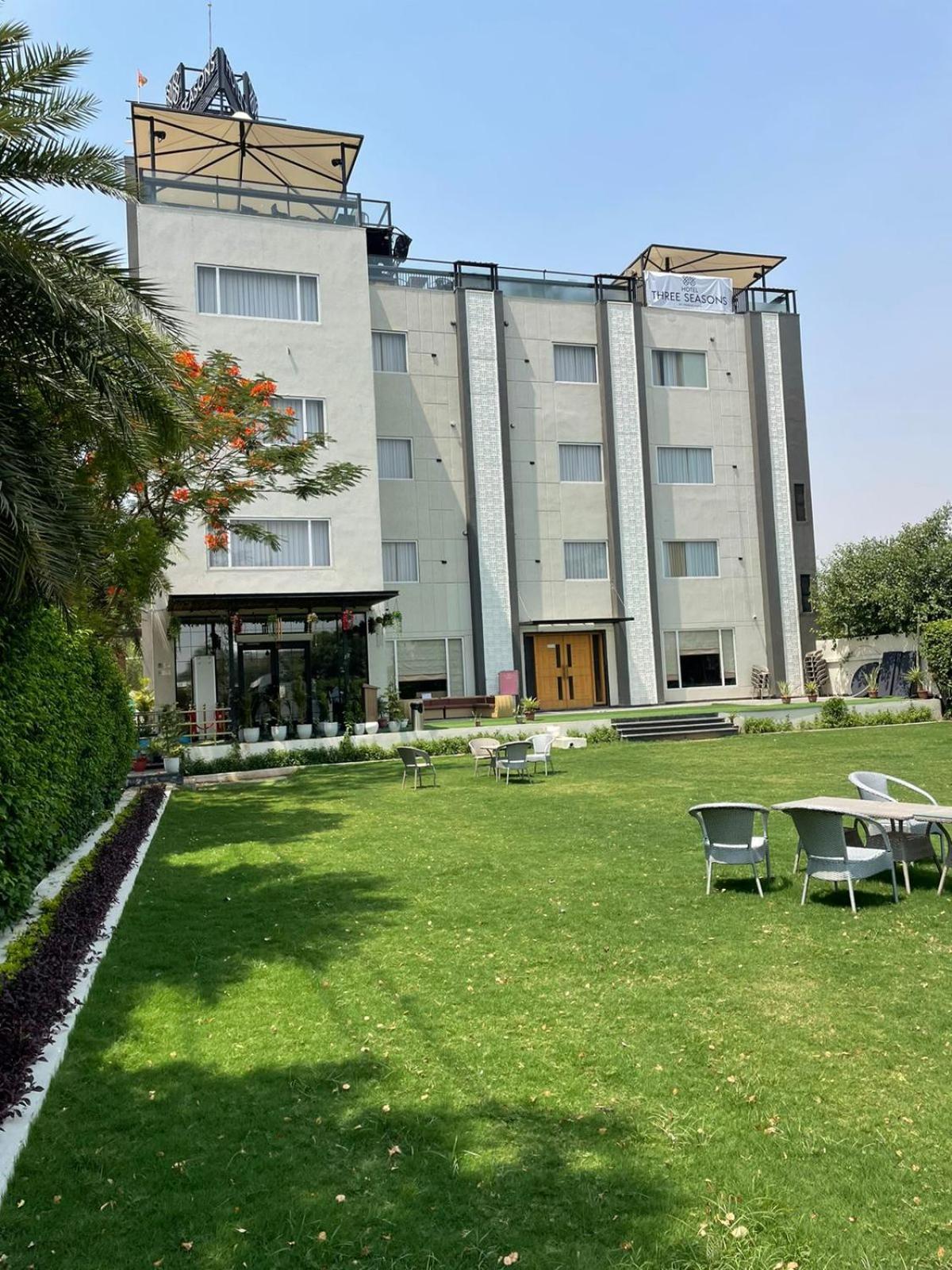 Hotel Three Seasons Vrindāvan Buitenkant foto