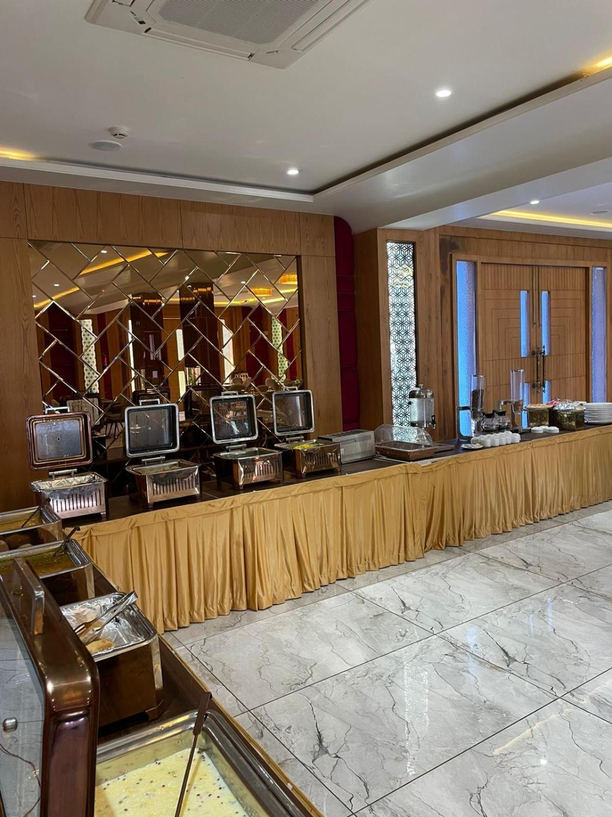 Hotel Three Seasons Vrindāvan Buitenkant foto