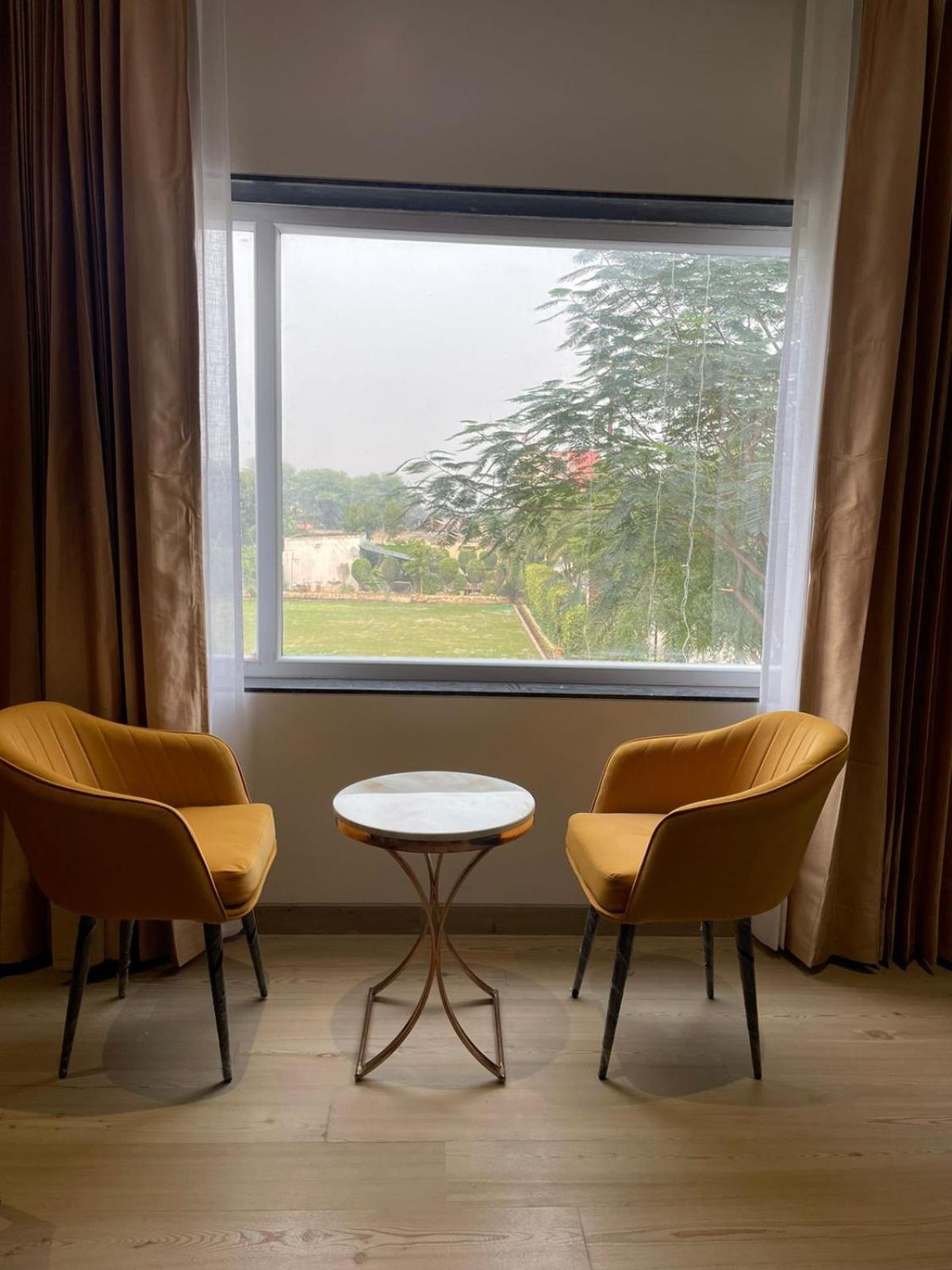 Hotel Three Seasons Vrindāvan Buitenkant foto