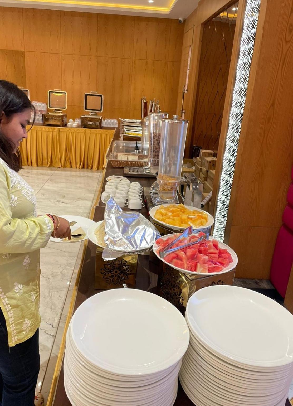 Hotel Three Seasons Vrindāvan Buitenkant foto