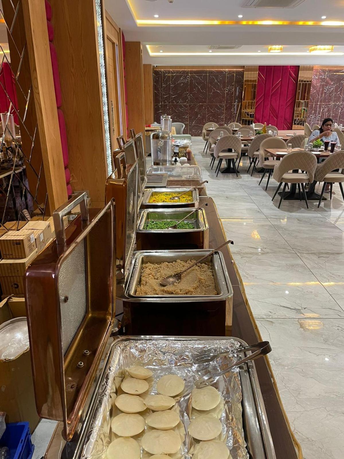 Hotel Three Seasons Vrindāvan Buitenkant foto
