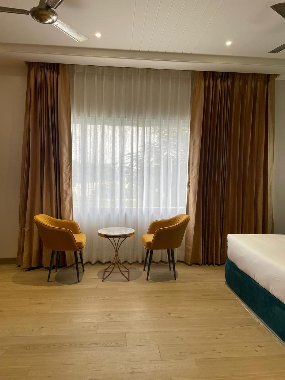 Hotel Three Seasons Vrindāvan Buitenkant foto
