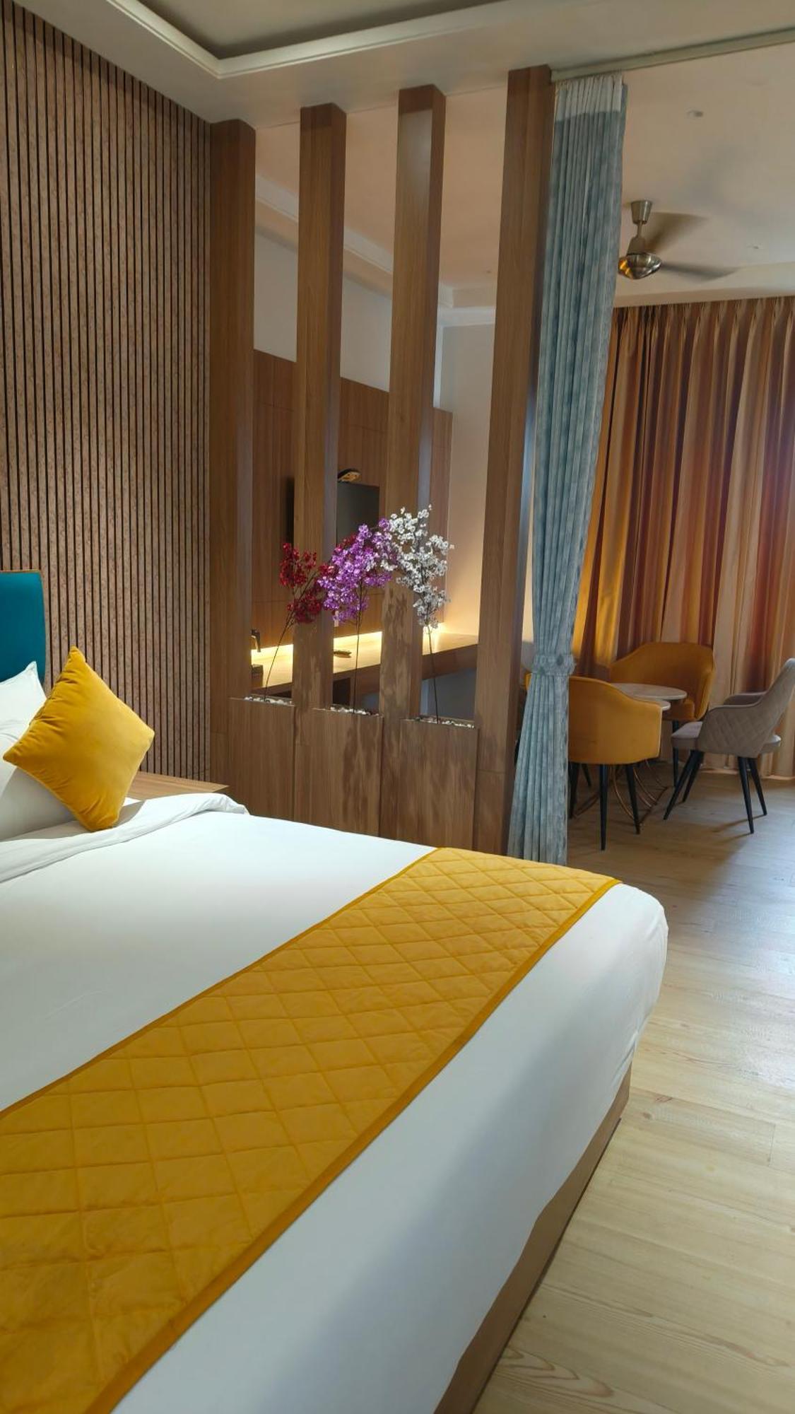 Hotel Three Seasons Vrindāvan Buitenkant foto