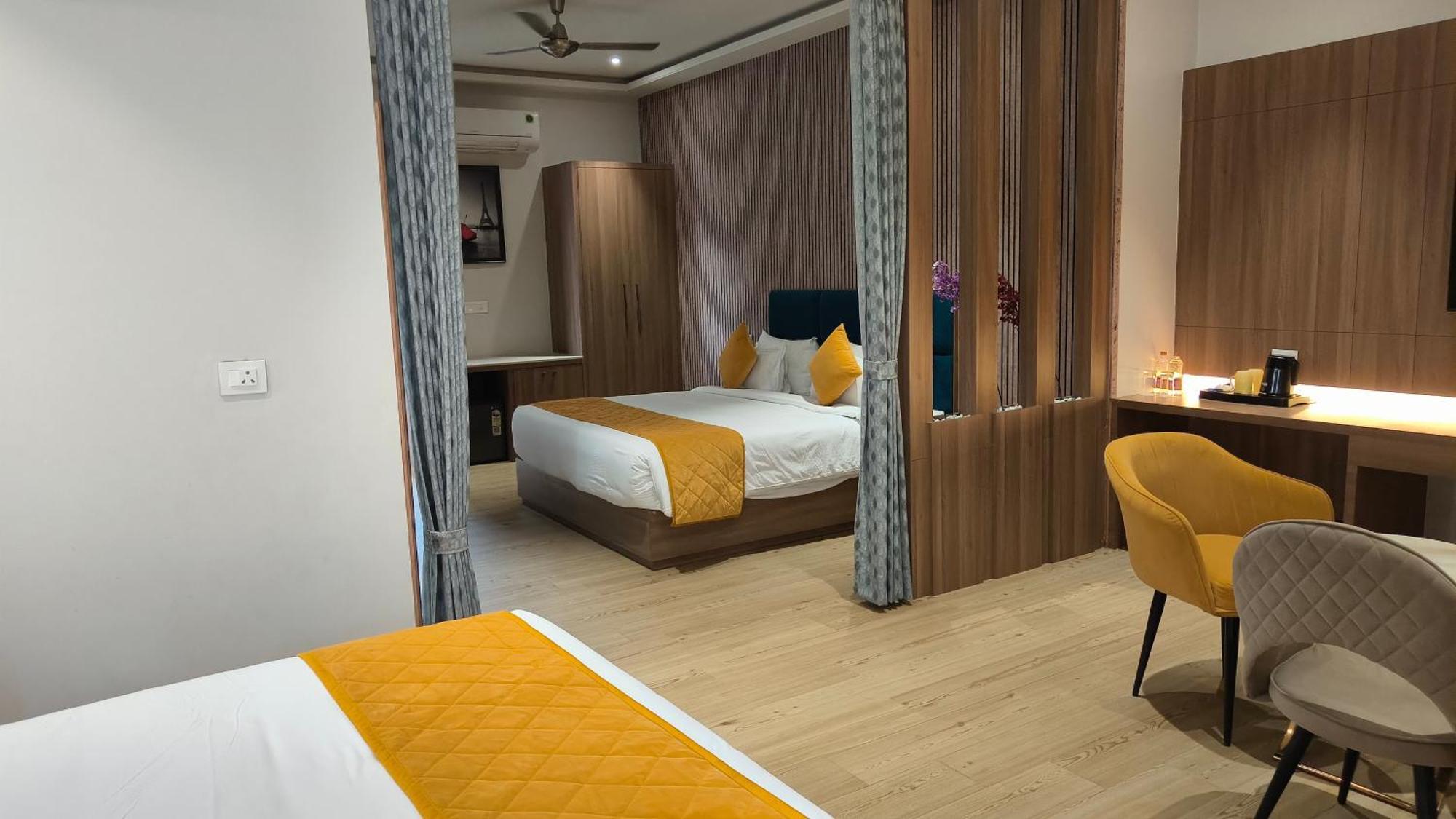 Hotel Three Seasons Vrindāvan Buitenkant foto