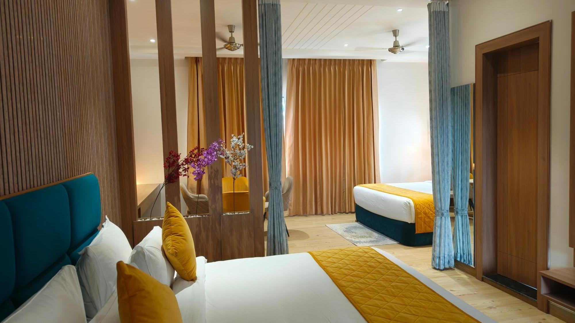 Hotel Three Seasons Vrindāvan Buitenkant foto