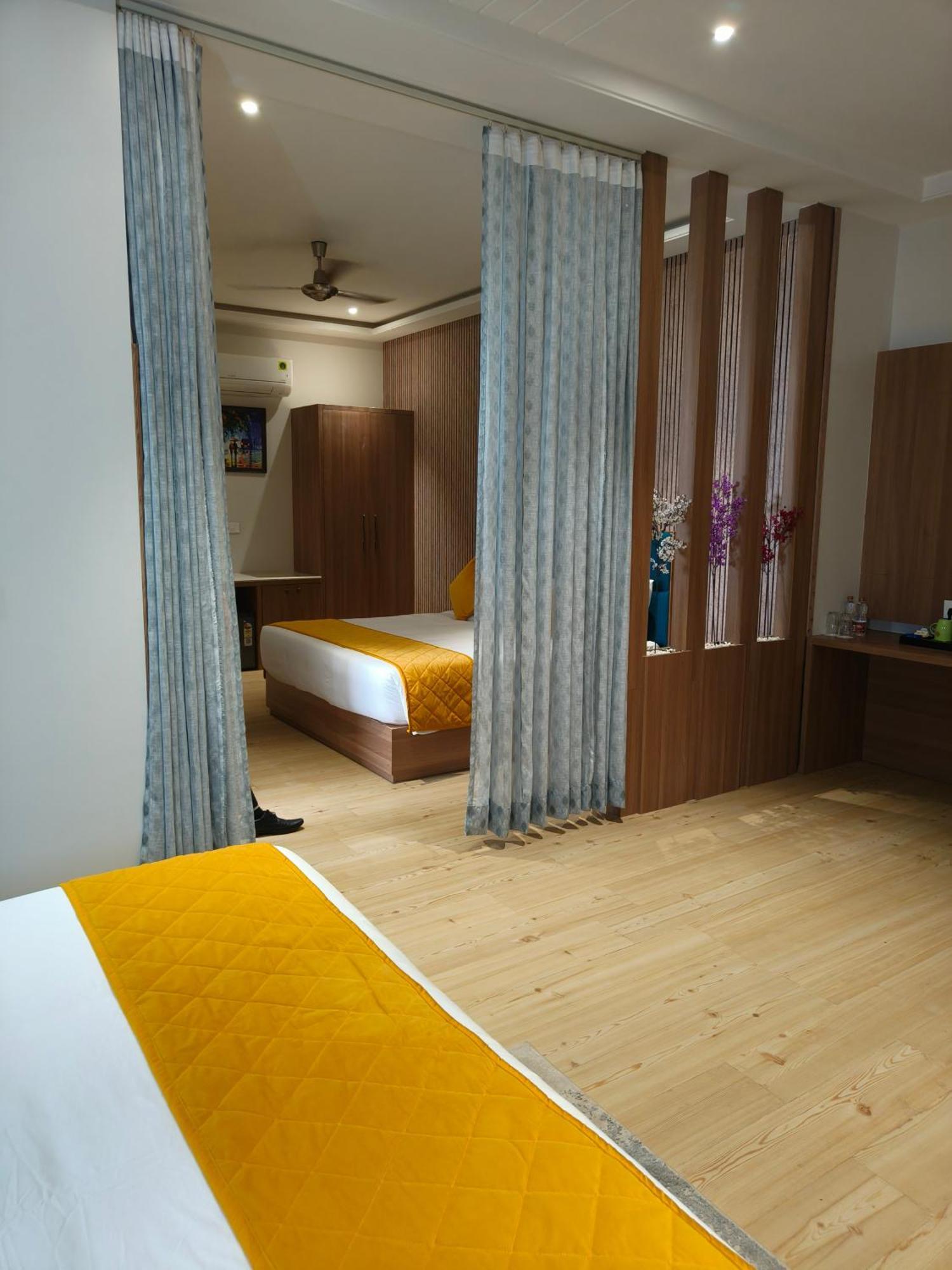 Hotel Three Seasons Vrindāvan Buitenkant foto