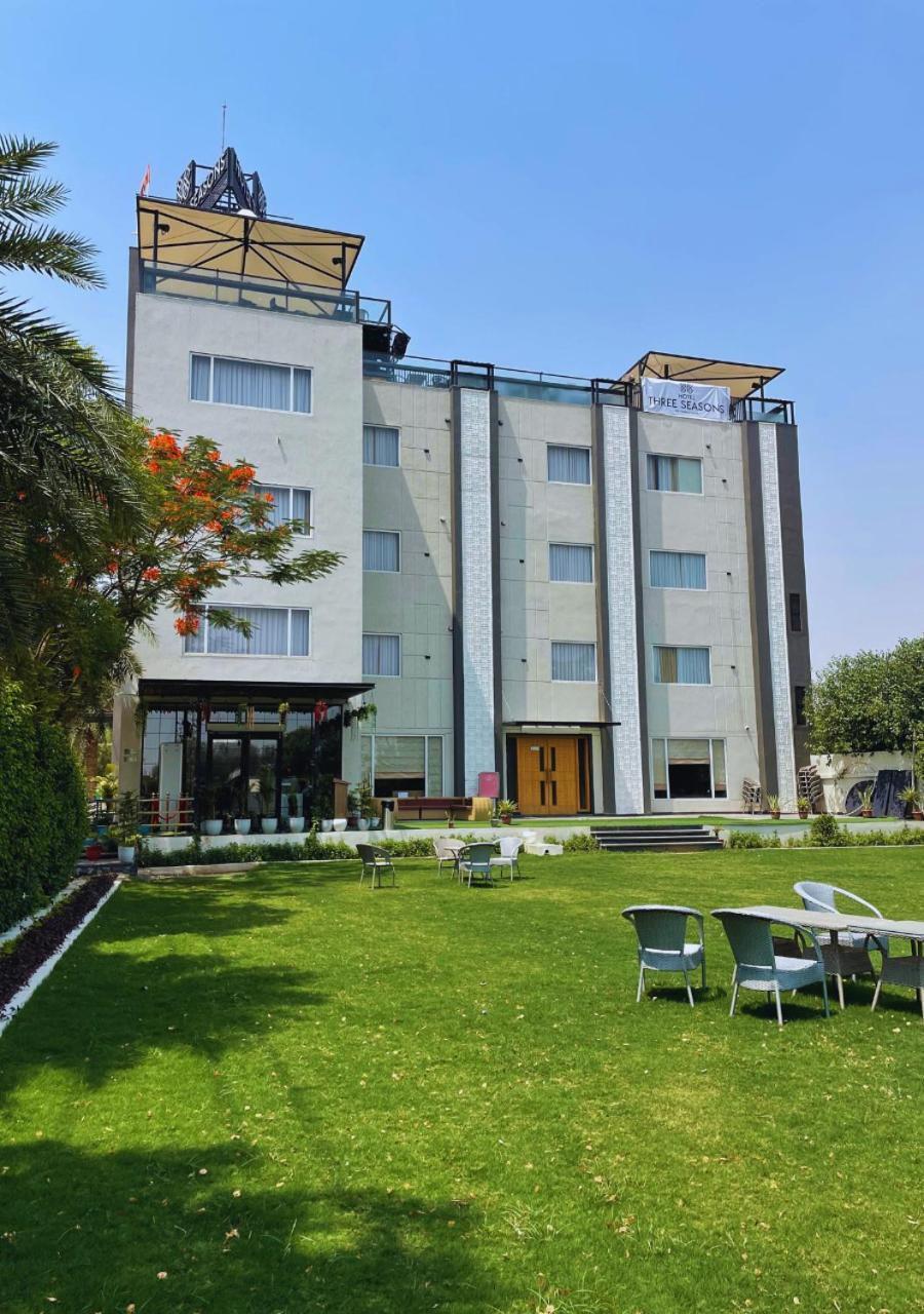 Hotel Three Seasons Vrindāvan Buitenkant foto